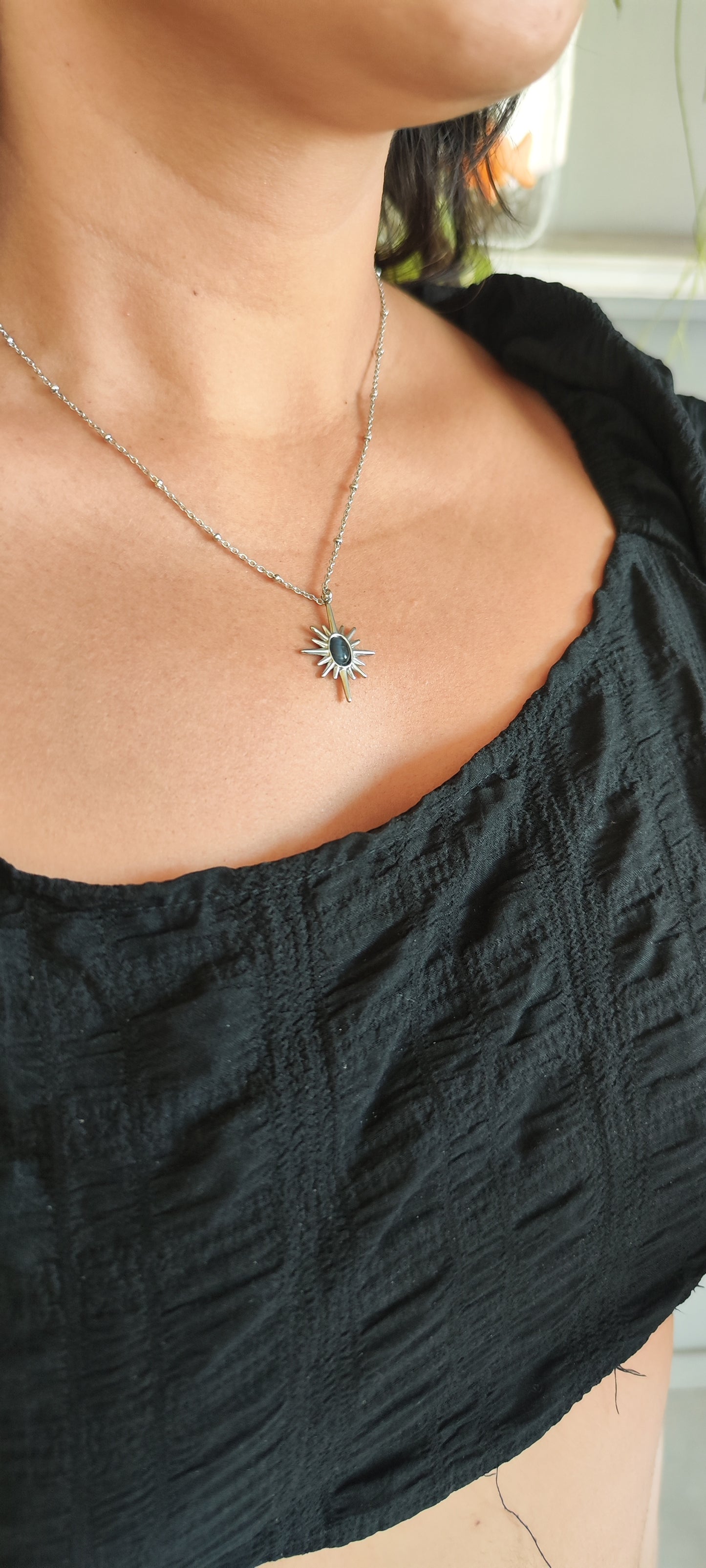 Collar destello bohemio plateado con efecto ojo de gato 🩶✨