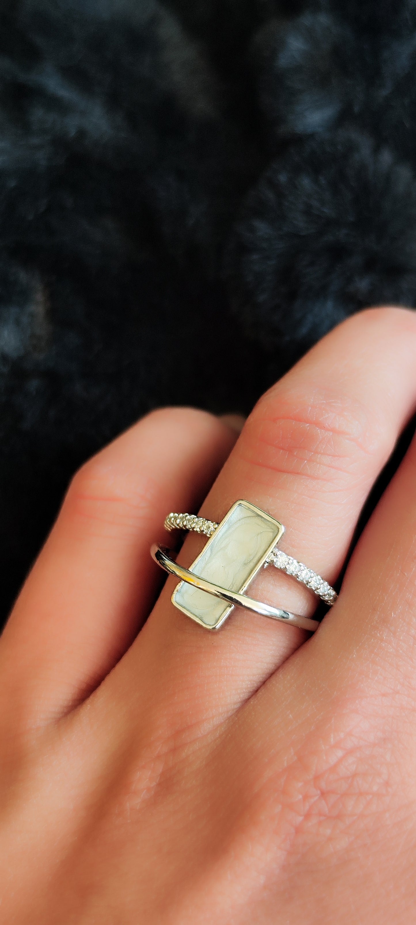 Anillo de doble aro con toques perlados y cristales 🩶✨