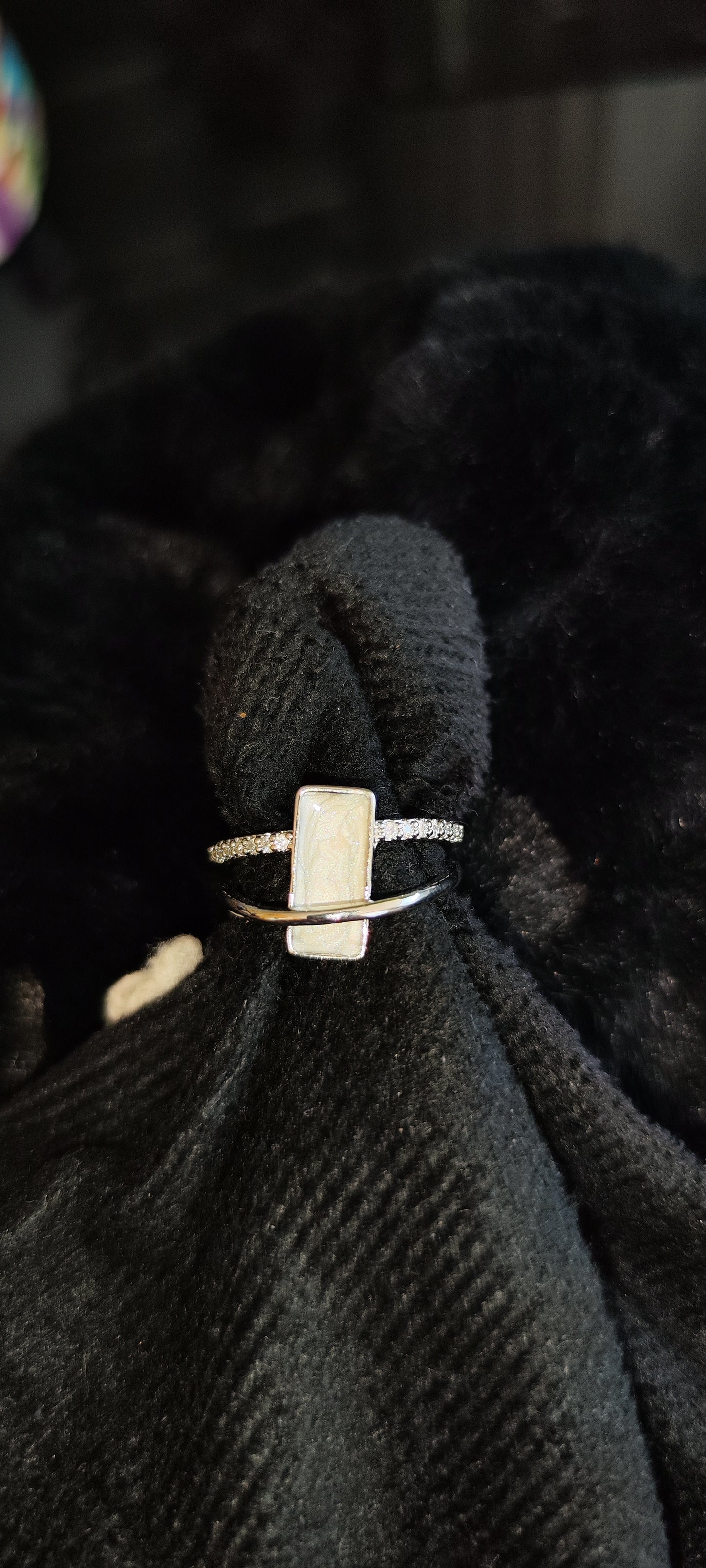 Anillo de doble aro con toques perlados y cristales 🩶✨