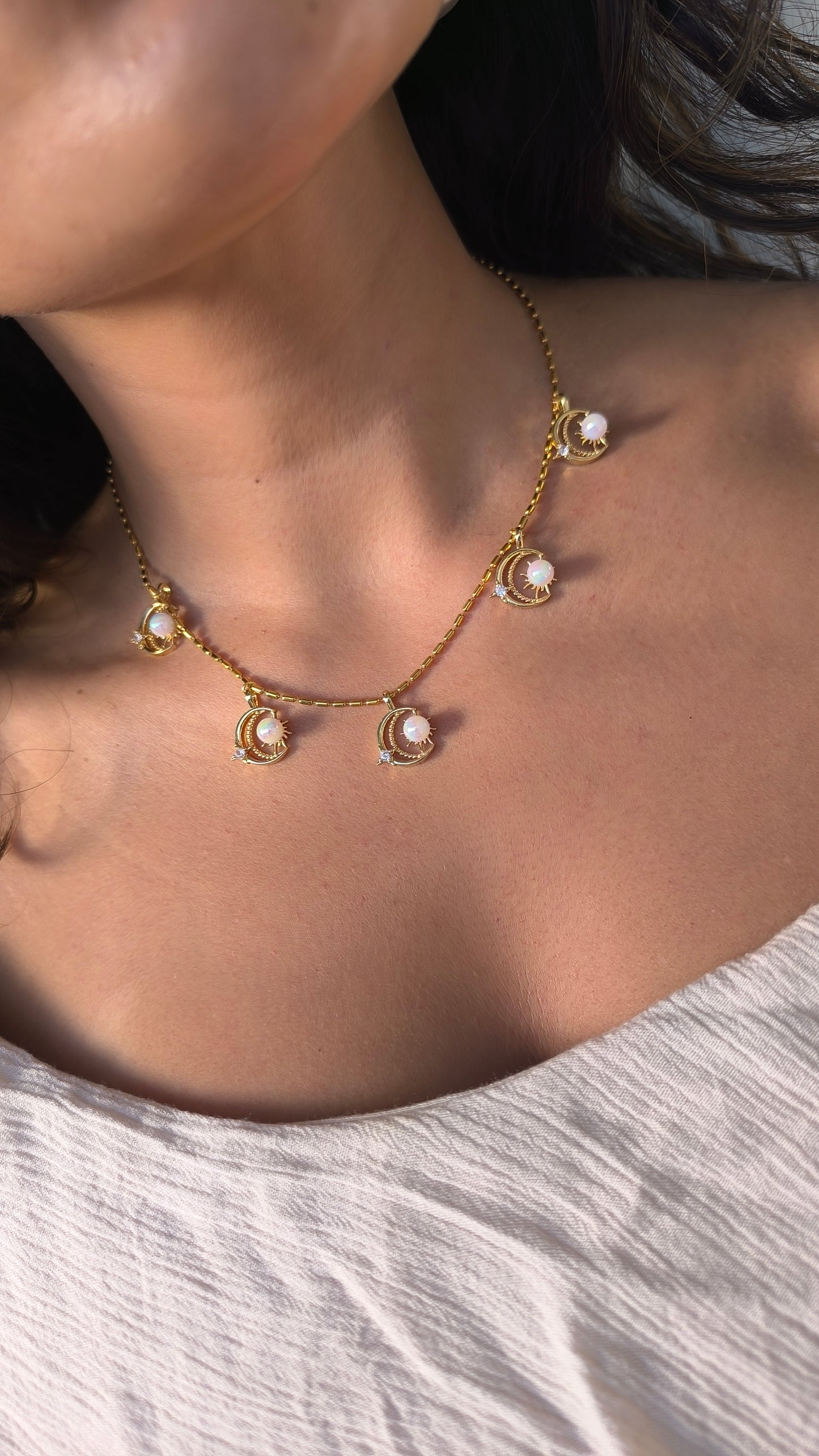 Collar con dijes de Luna, destellos y detalles aperlados ✨