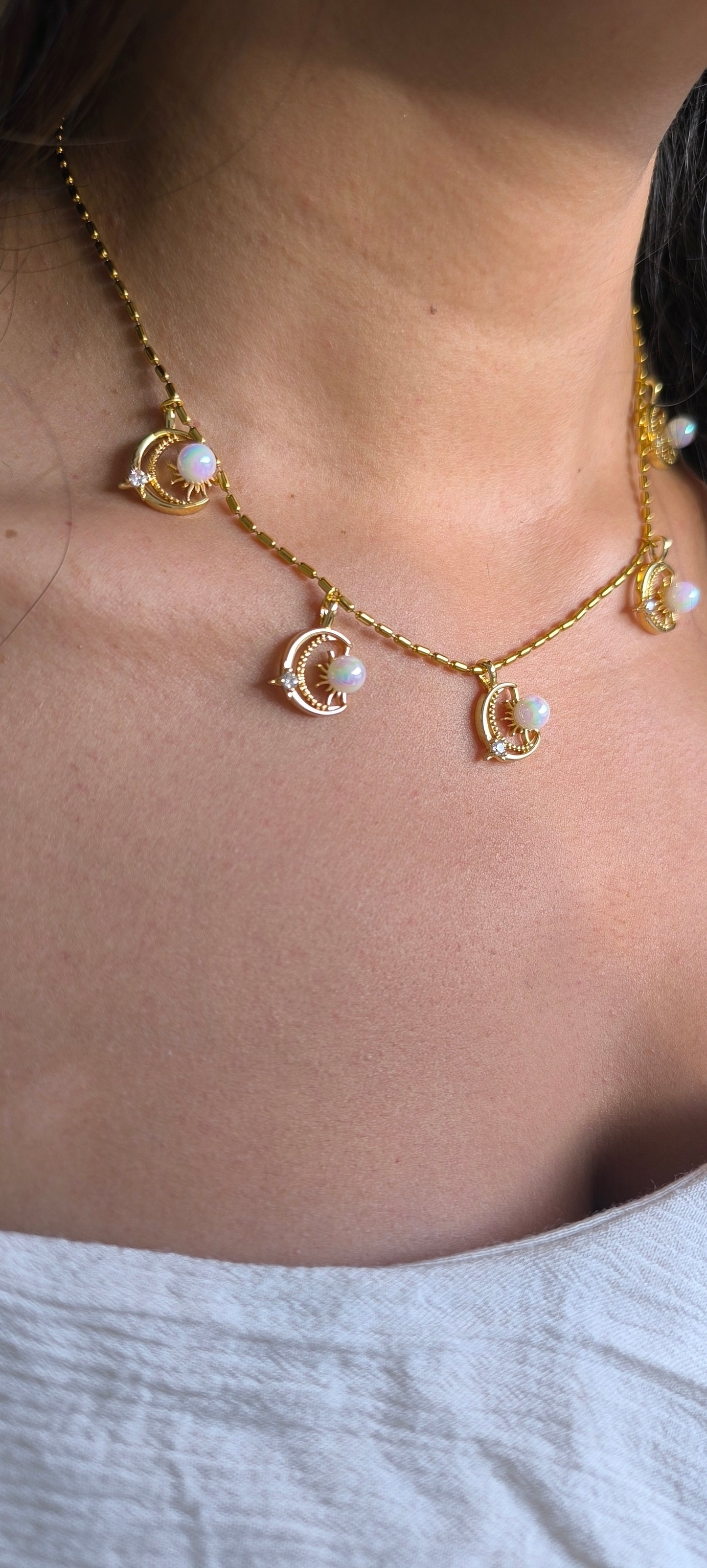 Collar con dijes de Luna, destellos y detalles aperlados ✨
