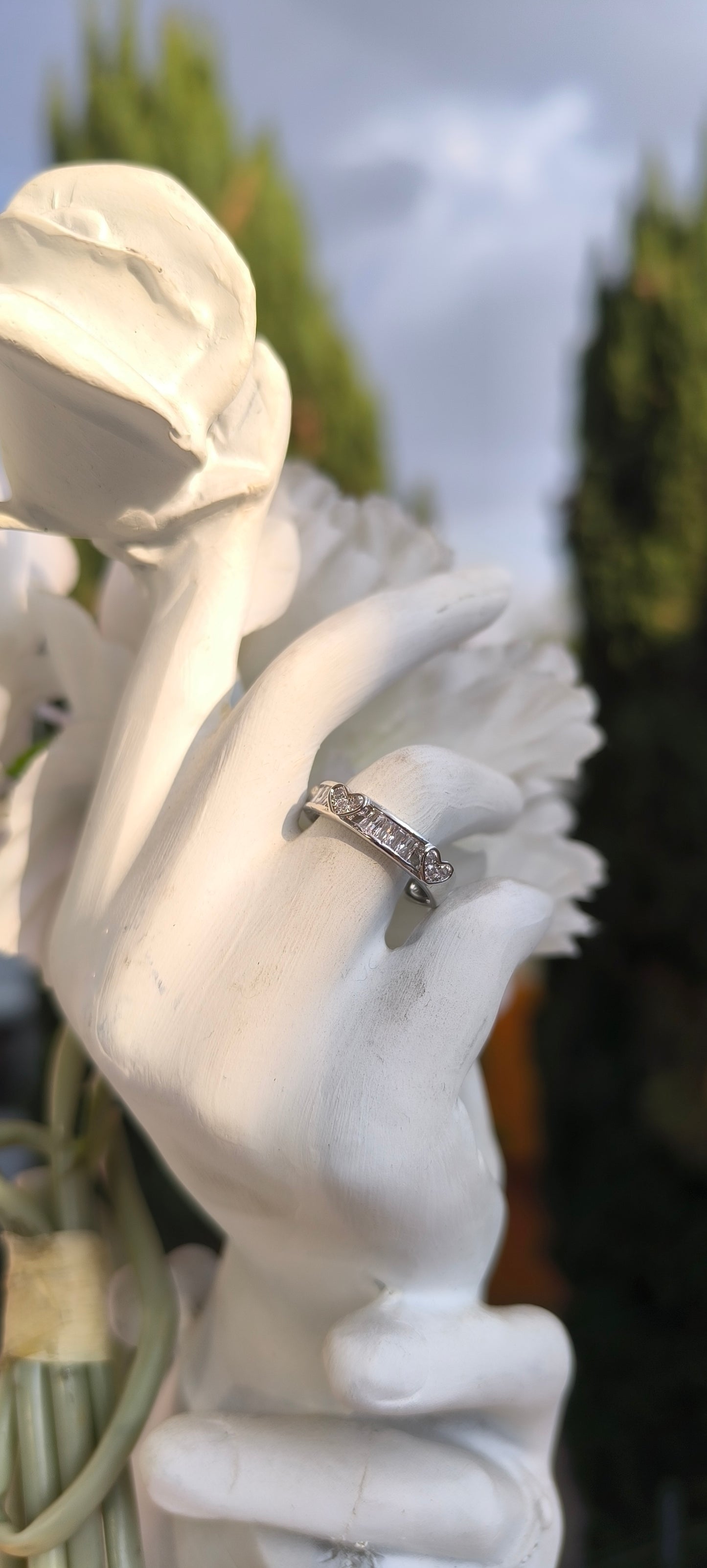 Anillo plateado con cristales y corazones