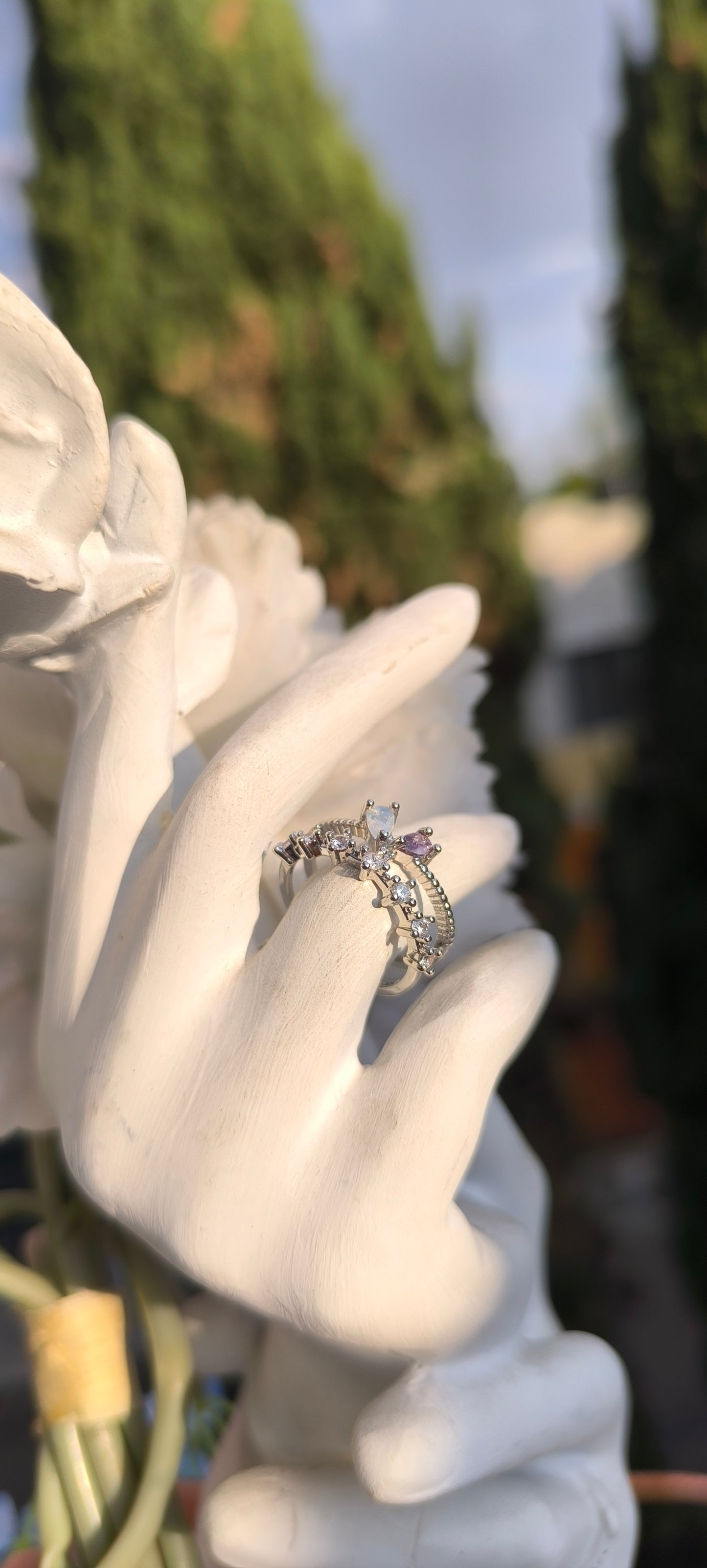 Anillo de cristales con toques lilas 💜