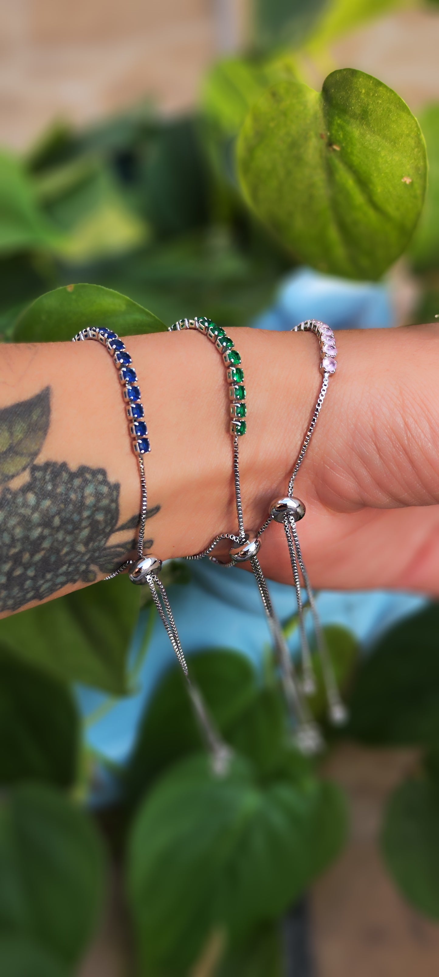 Brazaletes plateados con cristales 💚🩷💙