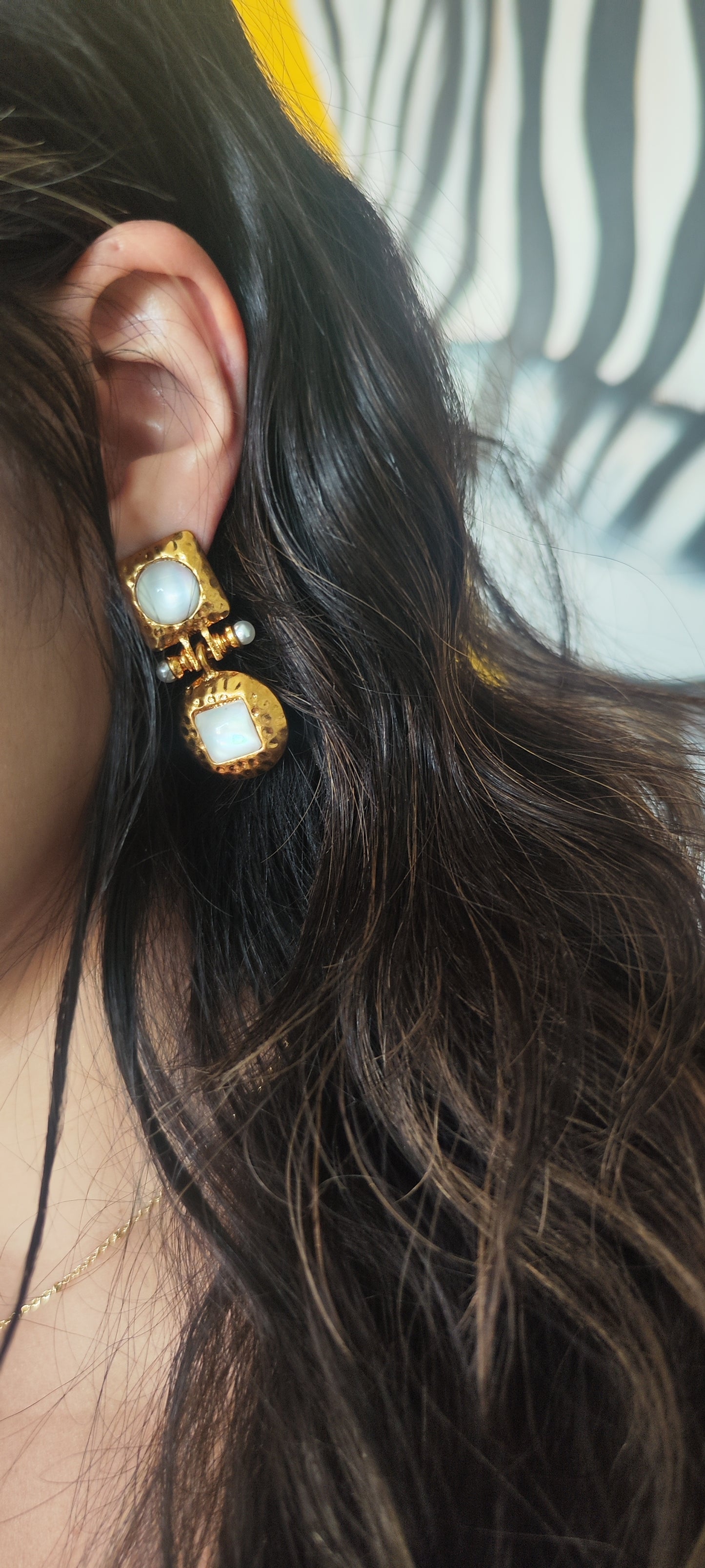 Aretes barrocos con efecto perlado en el centro🤍