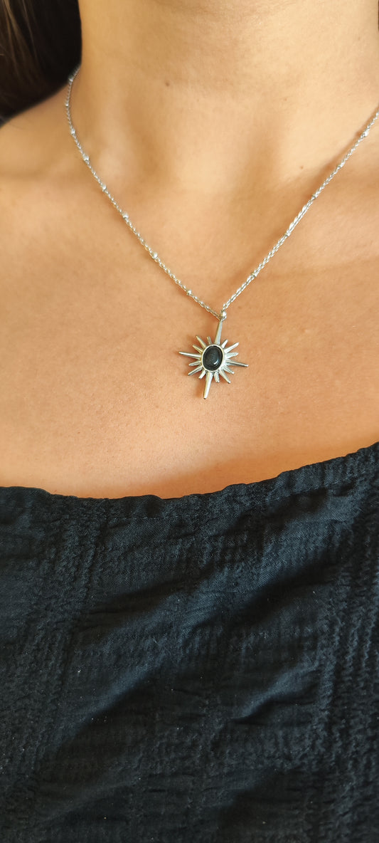 Collar destello bohemio plateado con efecto ojo de gato 🩶✨