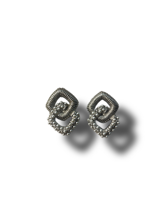 Aretes doble cuadro con detalle en perlitas plateados