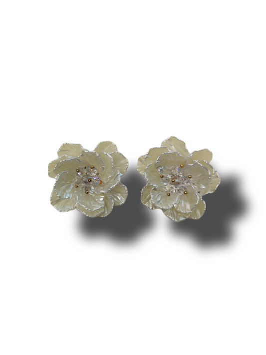 Aretes de flores con petalos nácar 🤍