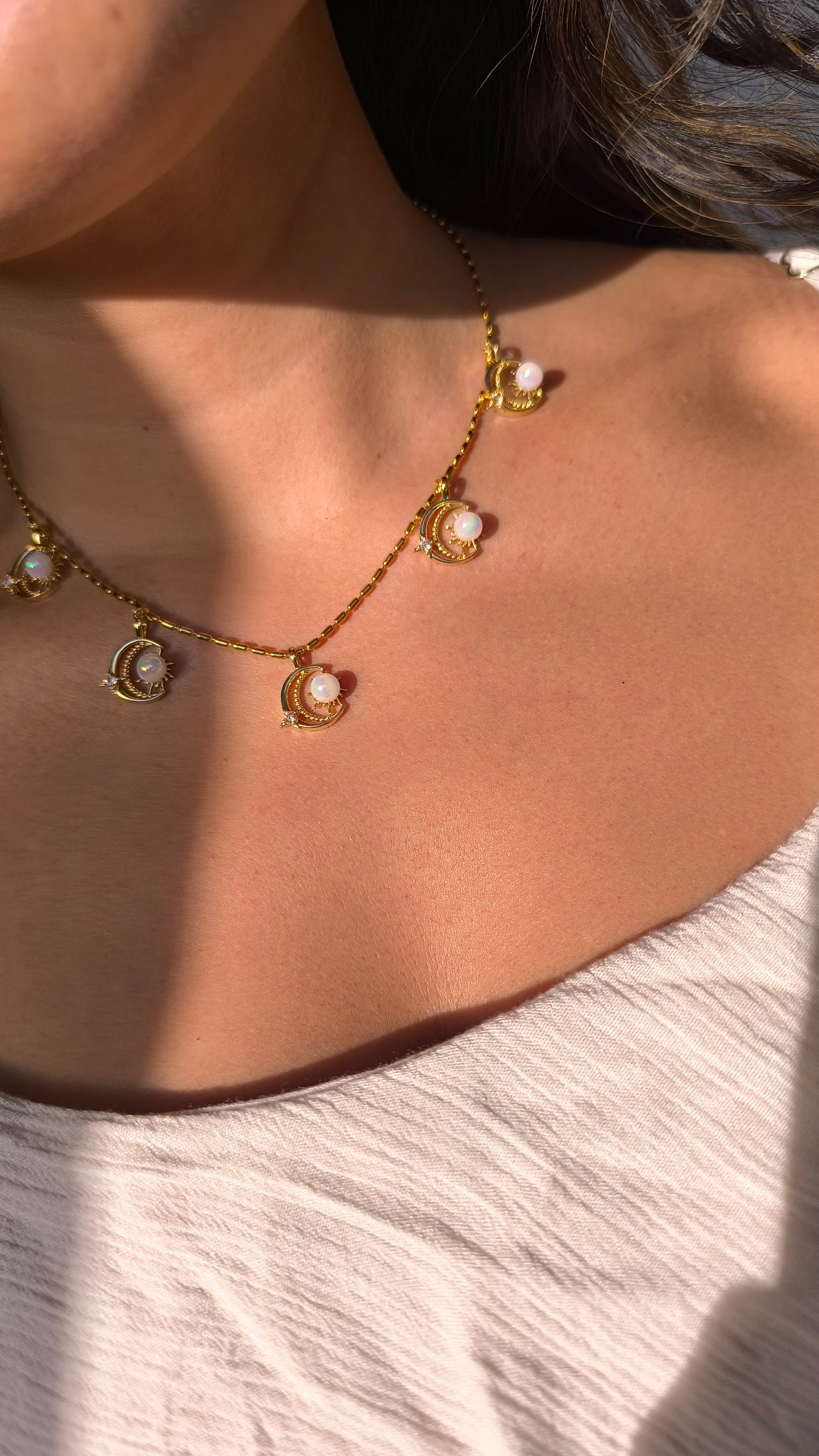 Collar con dijes de Luna, destellos y detalles aperlados ✨