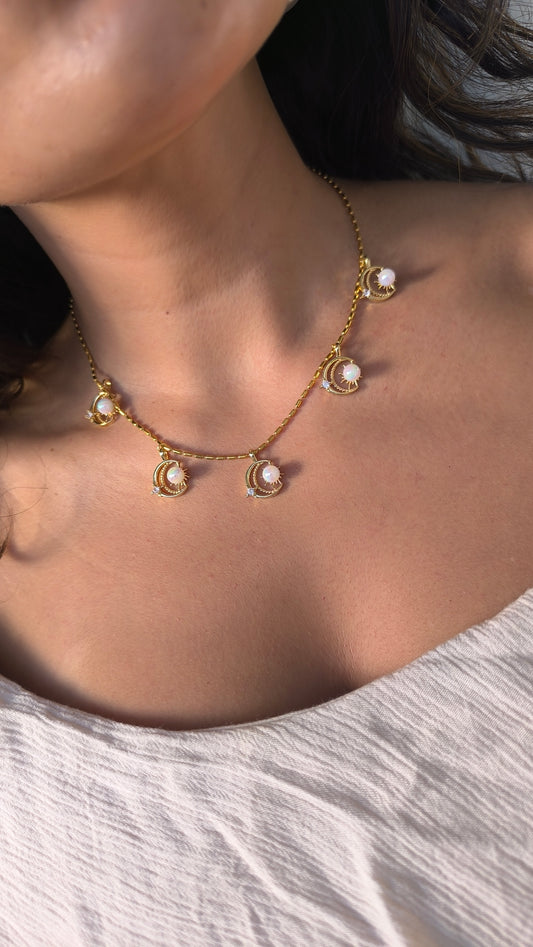 Collar con dijes de Luna, destellos y detalles aperlados ✨