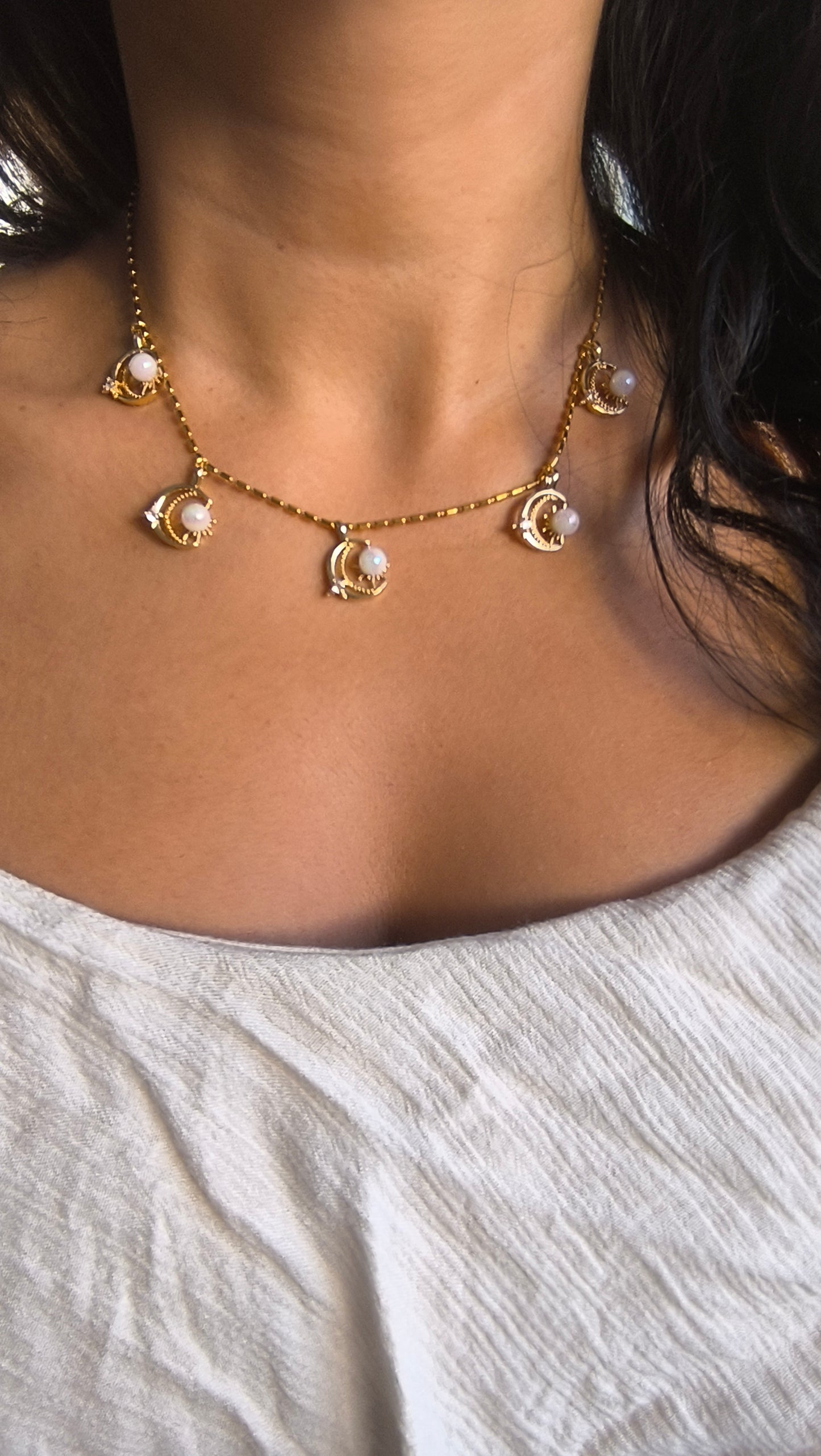 Collar con dijes de Luna, destellos y detalles aperlados ✨