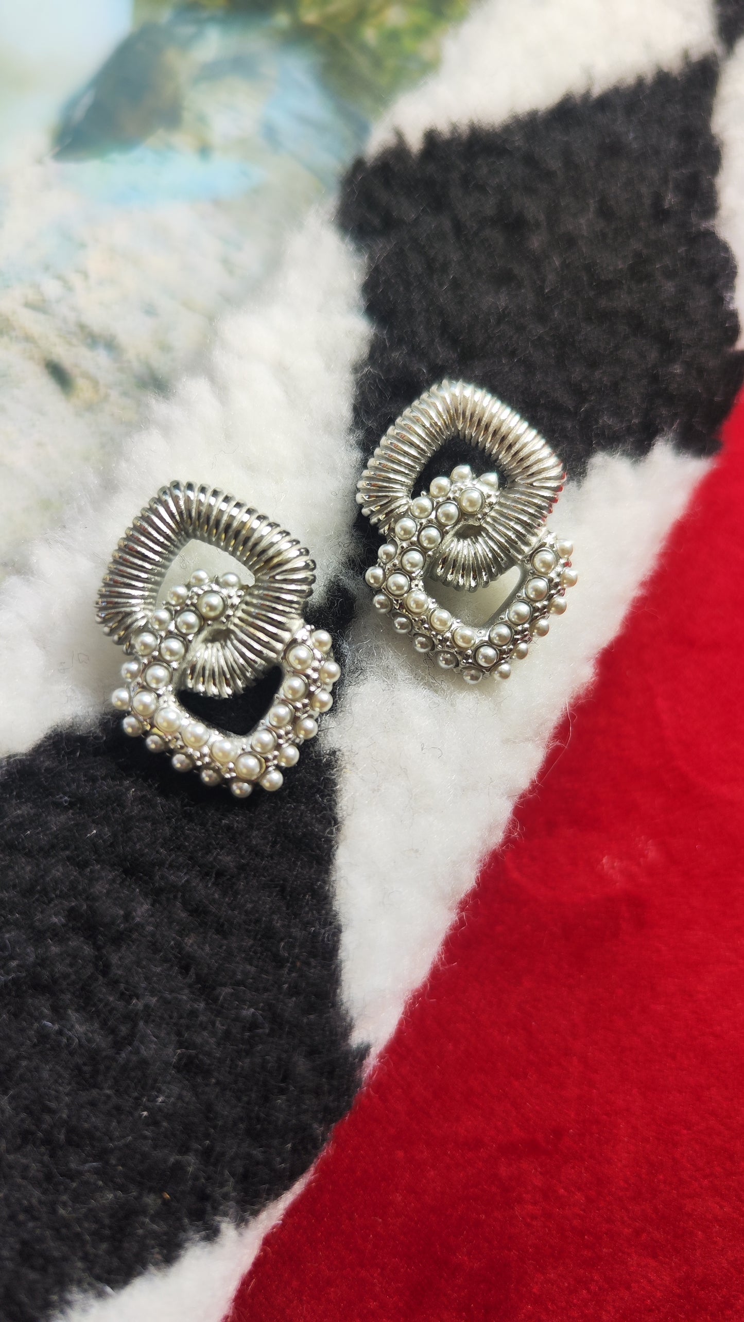 Aretes doble cuadro con detalle en perlitas plateados