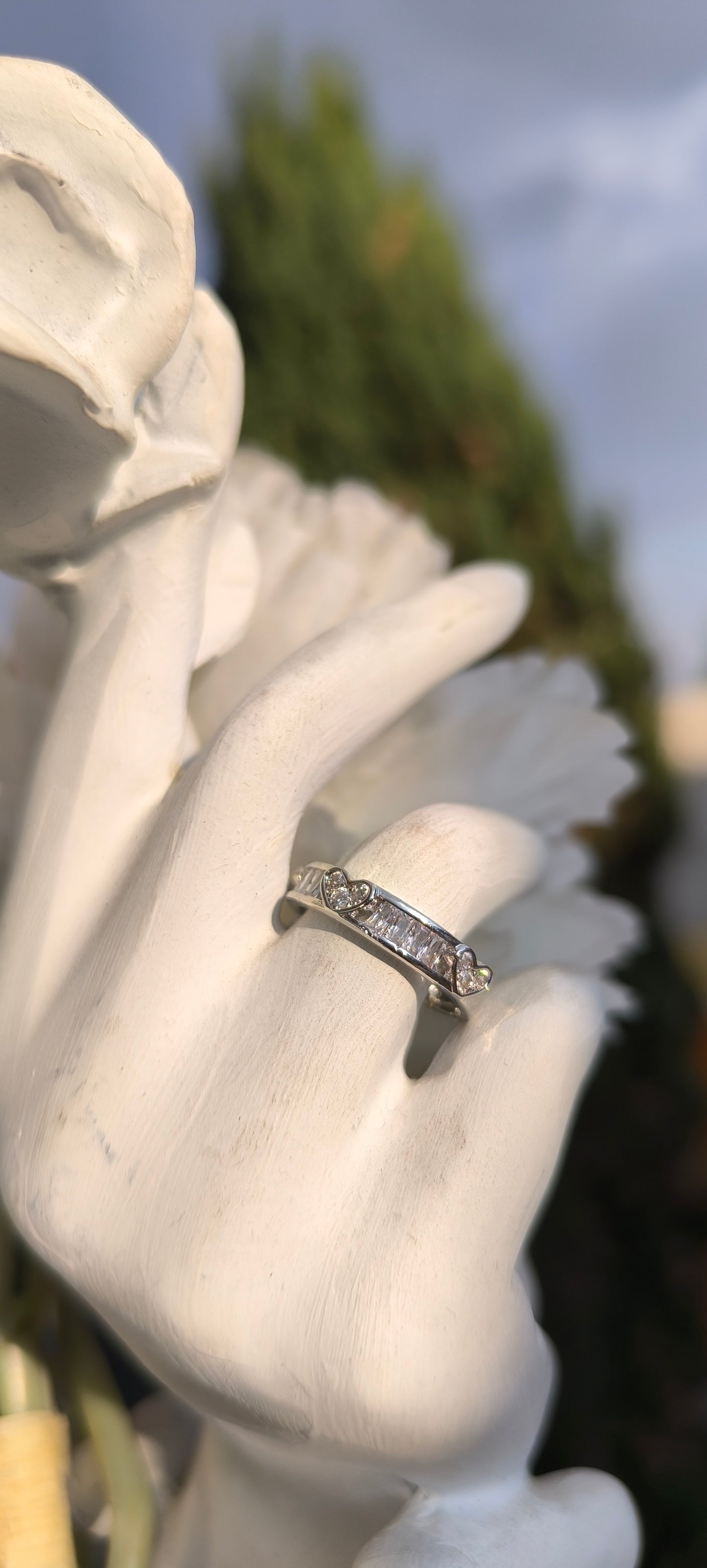 Anillo plateado con cristales y corazones