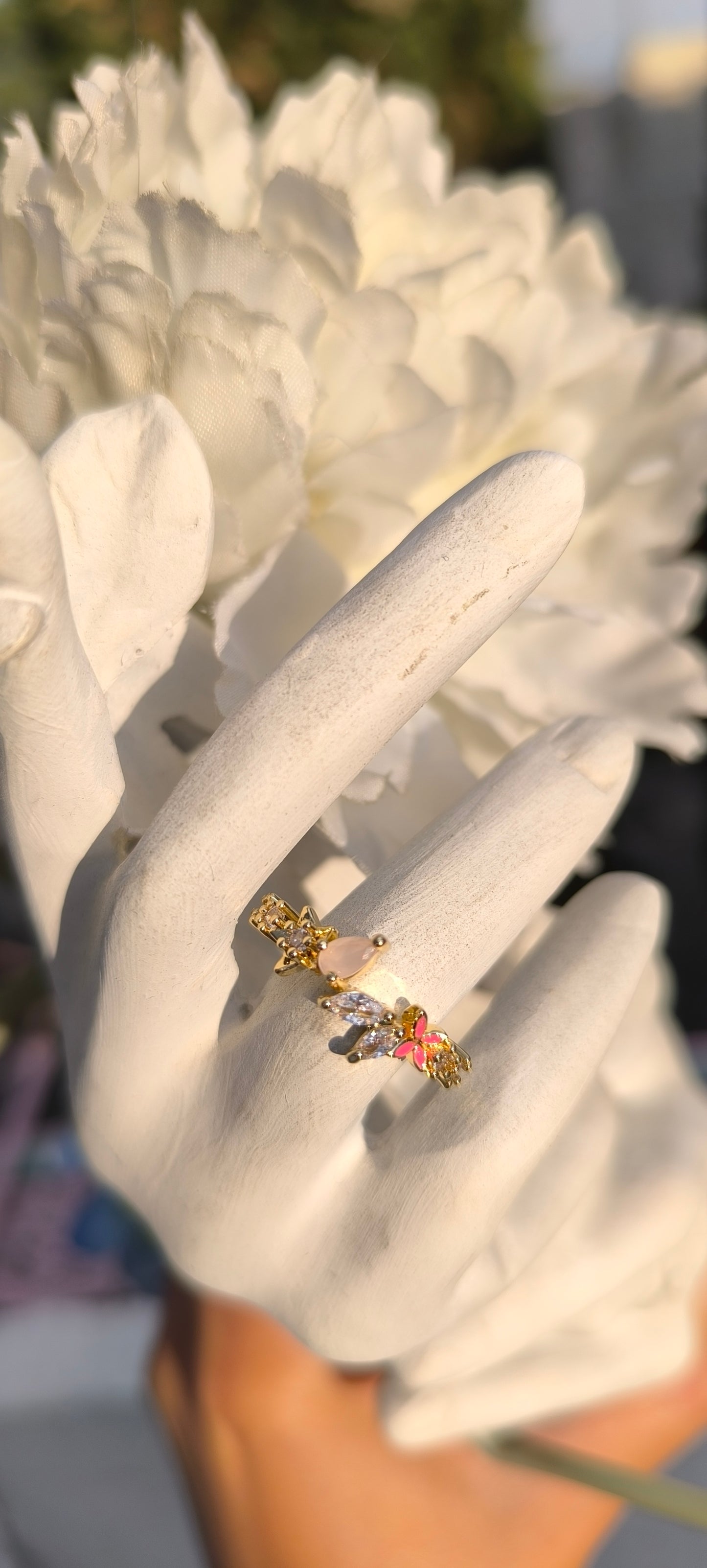 Anillo romantico con detalles en cristales rosados 🩷